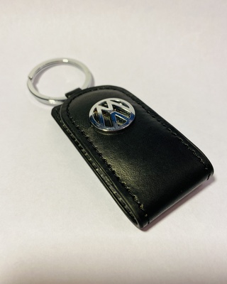 Брелок, черная кожа, логотип Volkswagen.
