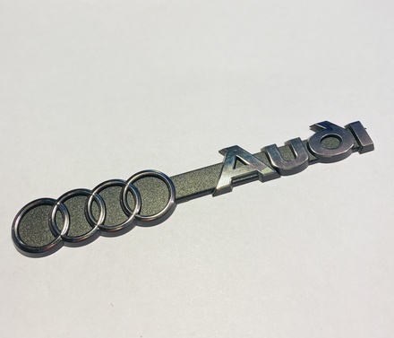 Логотип с надписью Audi.