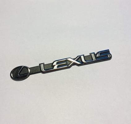 Логотип с надписью Lexus.