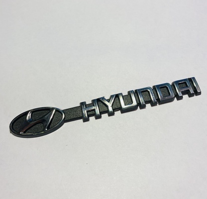 Логотип с надписью Hyundai.