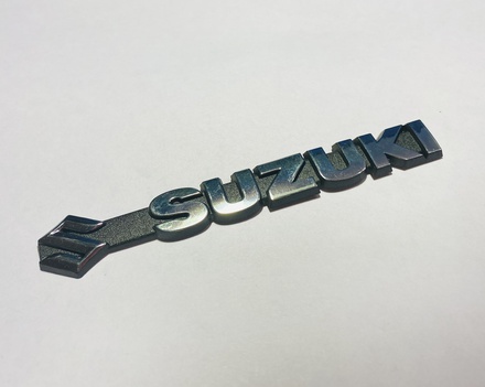 Логотип с надписью Suzuki.