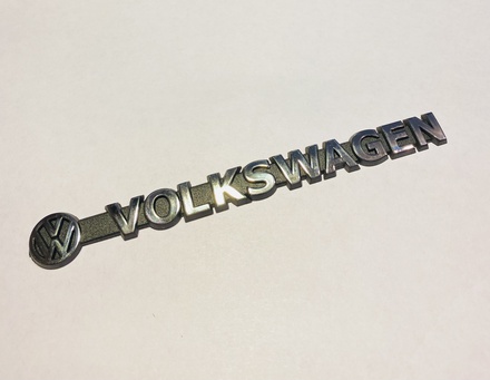Логотип с надписью VolksWagen.