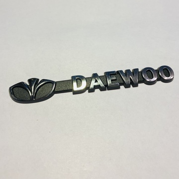 Логотип с надписью Daewoo.