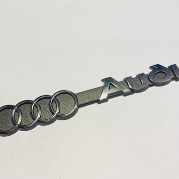 Логотип с надписью Audi.