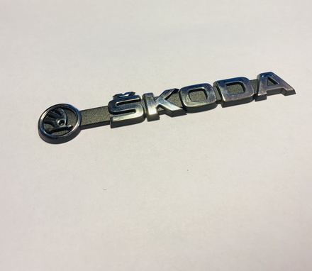 Логотип с надписью Skoda.