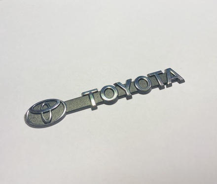 Логотип с надписью Toyota.
