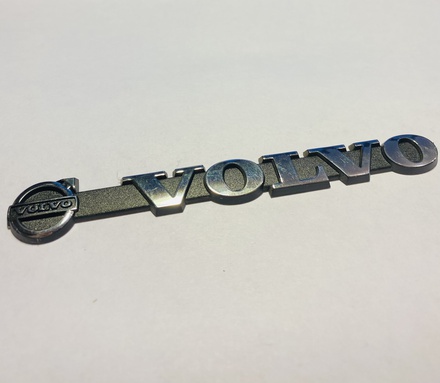 Логотип с надписью Volvo.