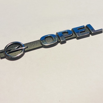 Логотип с надписью Opel.
