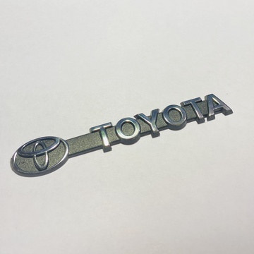 Логотип с надписью Toyota.