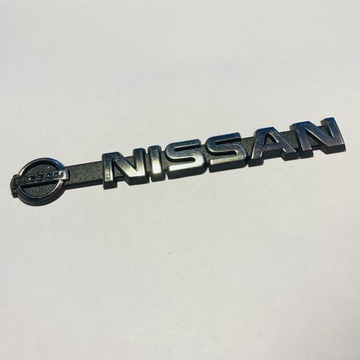 Логотип с надписью Nissan.