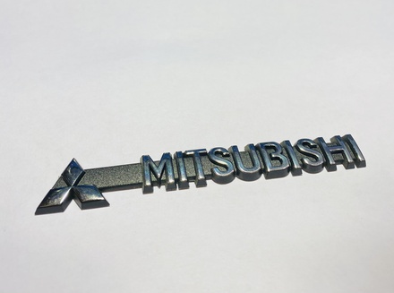 Логотип с надписью Mitsubishi.
