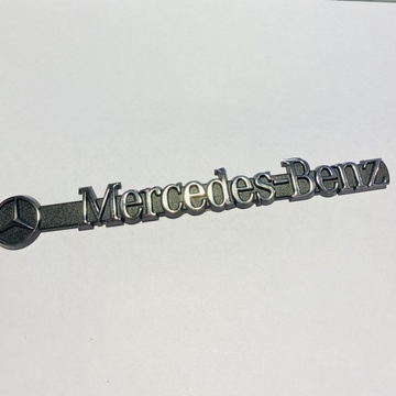 Логотип с надписью MercedesBenz.