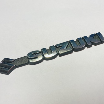 Логотип с надписью Suzuki.